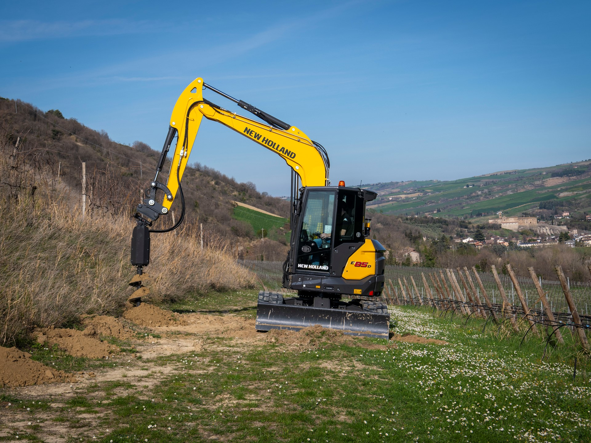 New Holland разширява портфолиото си от компактно строително оборудване с нови багери от среден клас на EIMA 2024