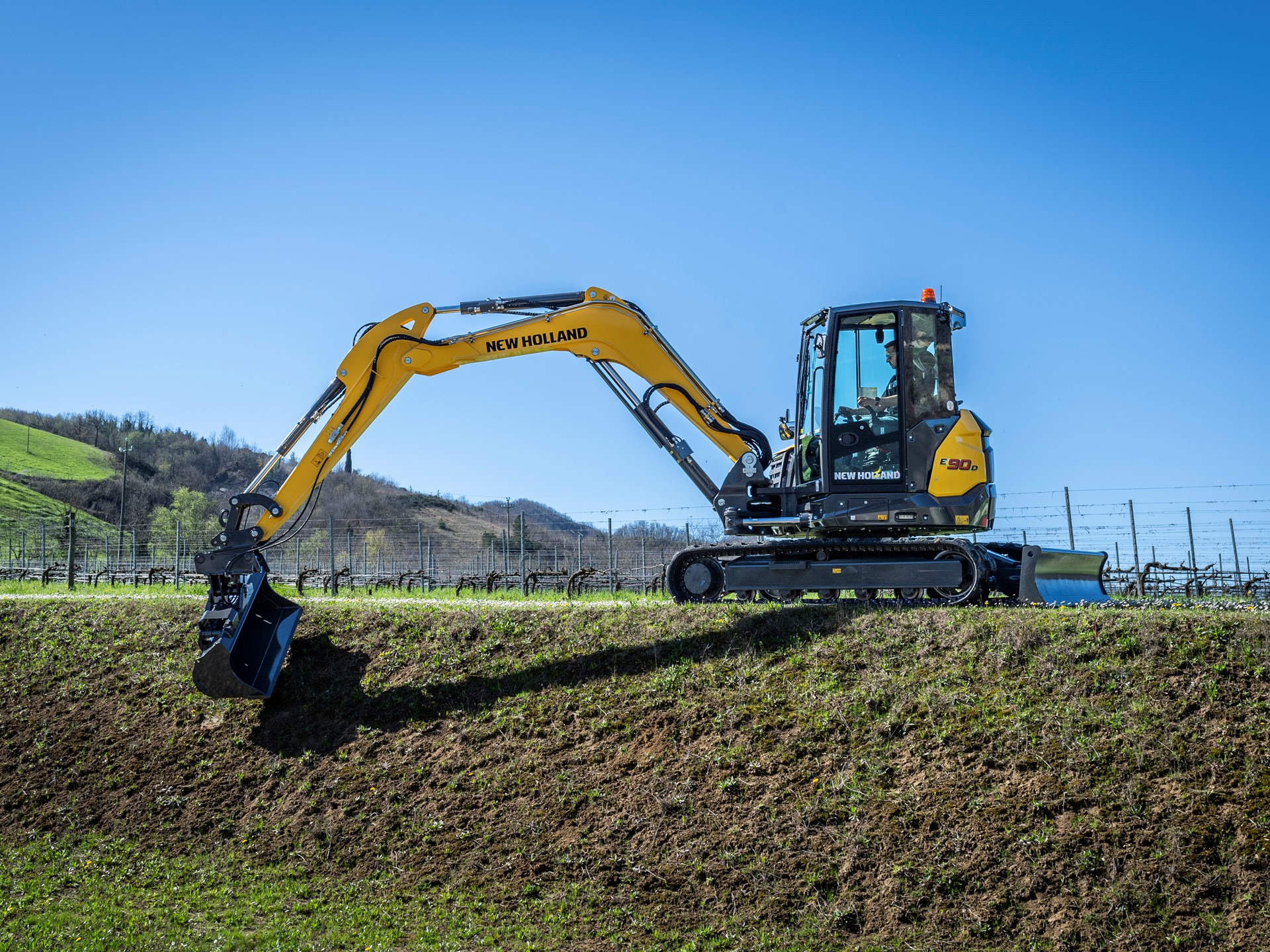 New Holland разширява портфолиото си от компактно строително оборудване с нови багери от среден клас на EIMA 2024
