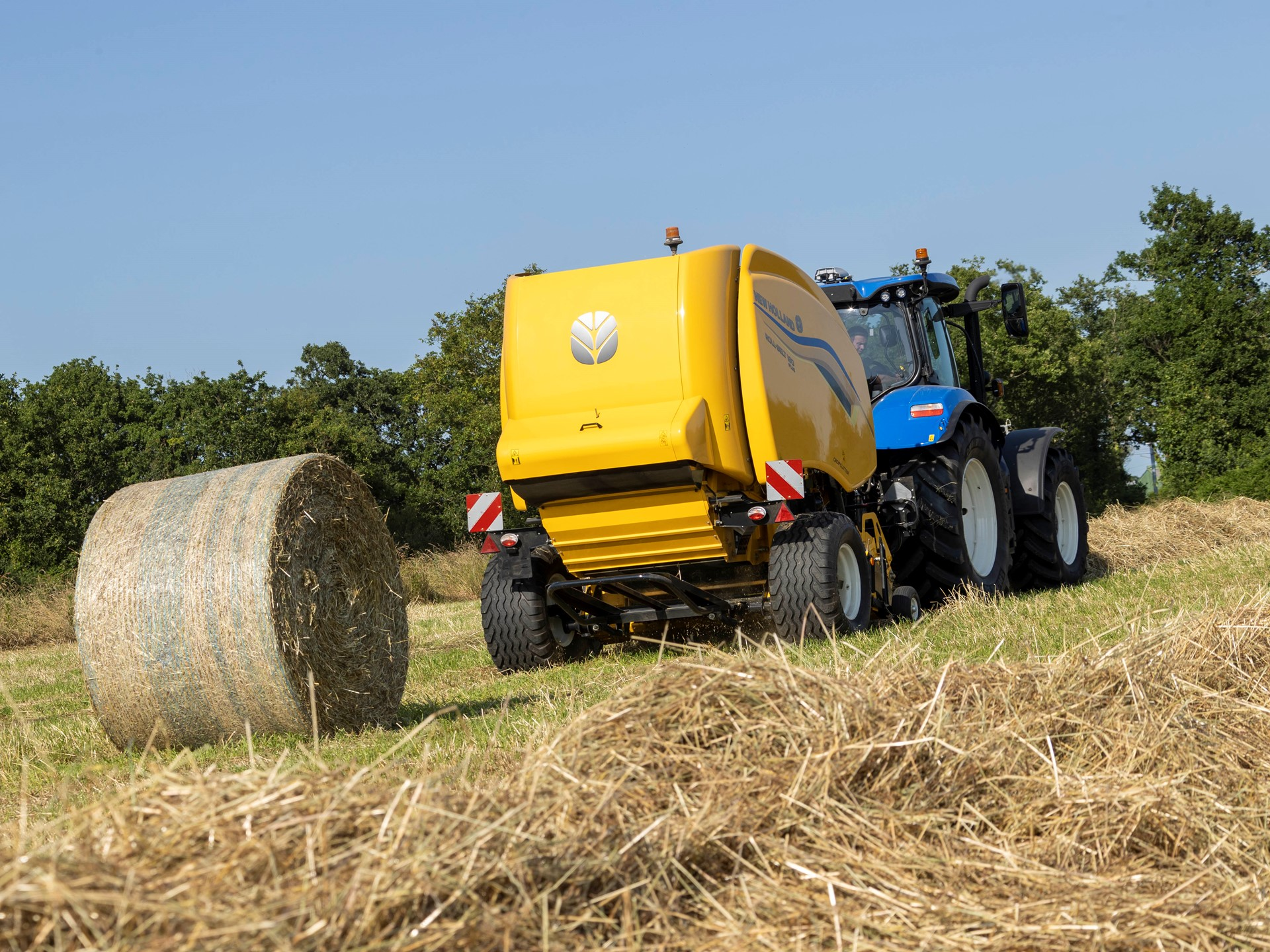 New Holland пуска на пазара балиращи машини Roll-Belt™ с променлива камера, с подобрени технологични характеристики и издръжливост, както и нова компостируема о